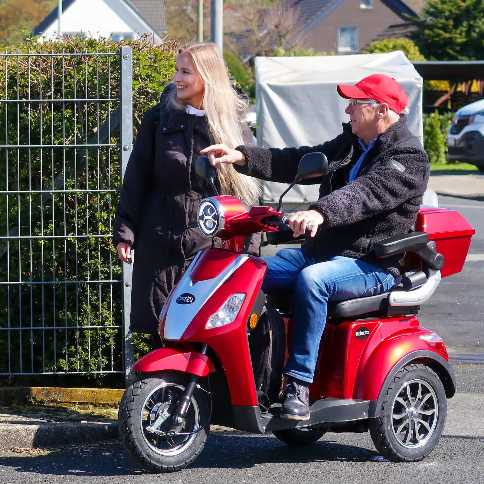 Rotes Elektromobil auf einem Weg in der Natur